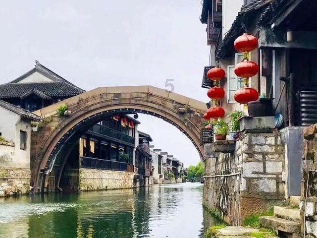 探索奇妙世界,畅享条纹背心搭配灰色瑜伽裤,俏皮有气质,你爱了吗?蜗牛问答平台